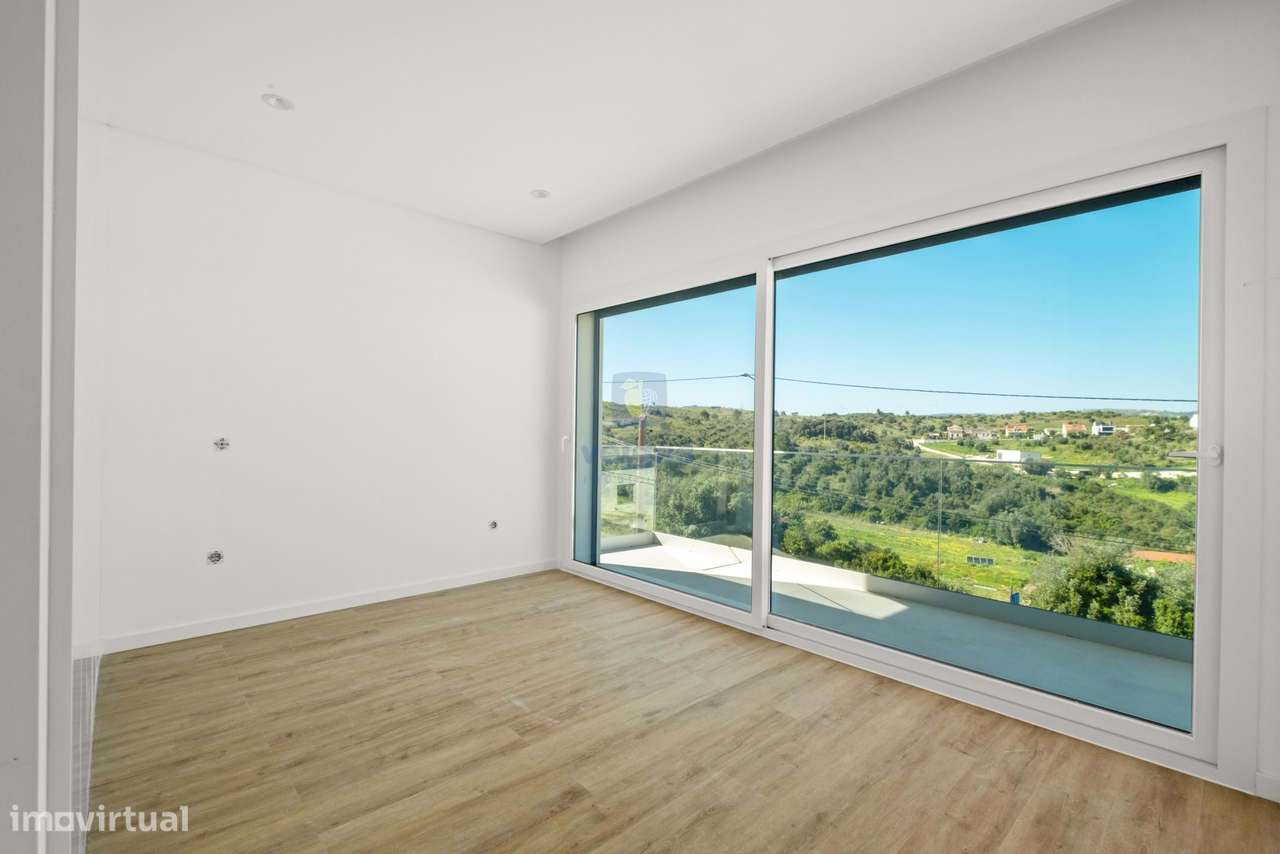 Moradia T5 Contemporânea com Piscina Aquecida – Santa Iria da Azóia-45