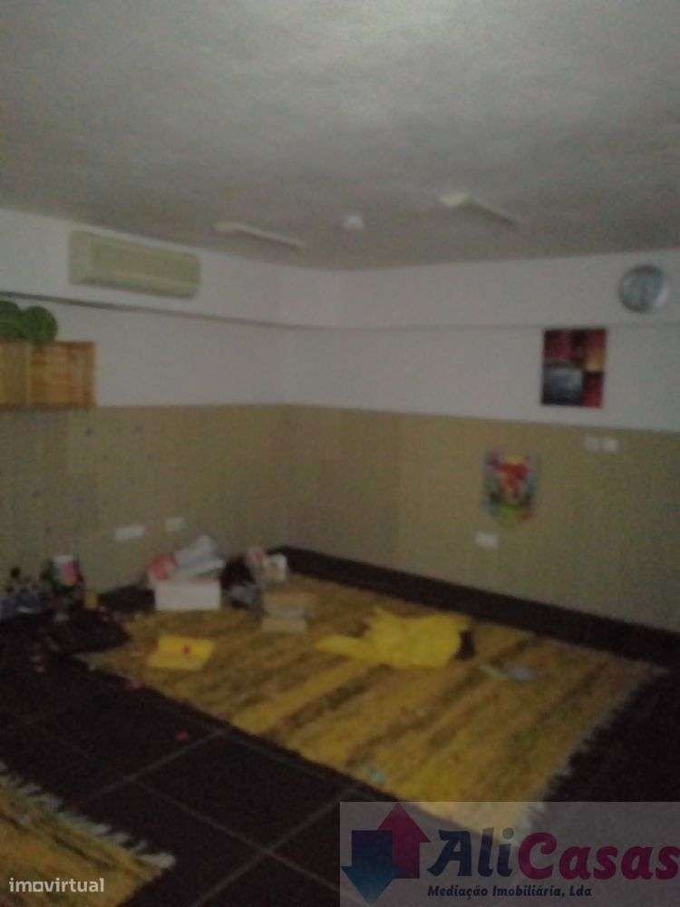 Loja com Montra e Cave-14