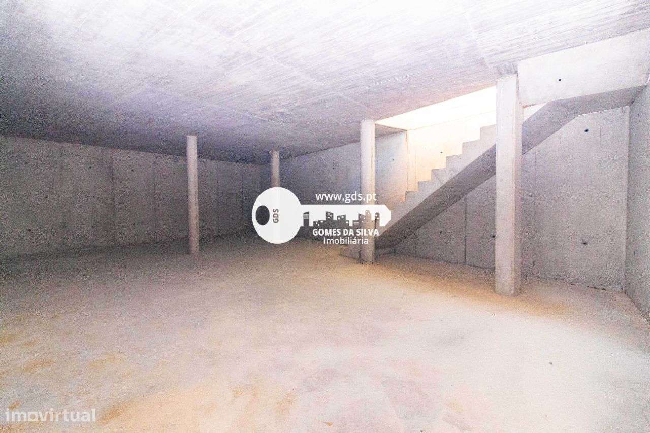 Pavilhão/ Armazém novo com 365m2 próximo da entrada da AE-19