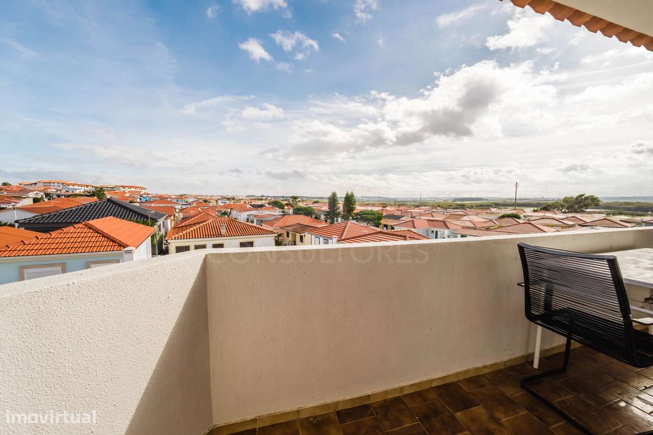 Apartamento T2 com Sótão e Varanda junto à Praia do Baleal-11