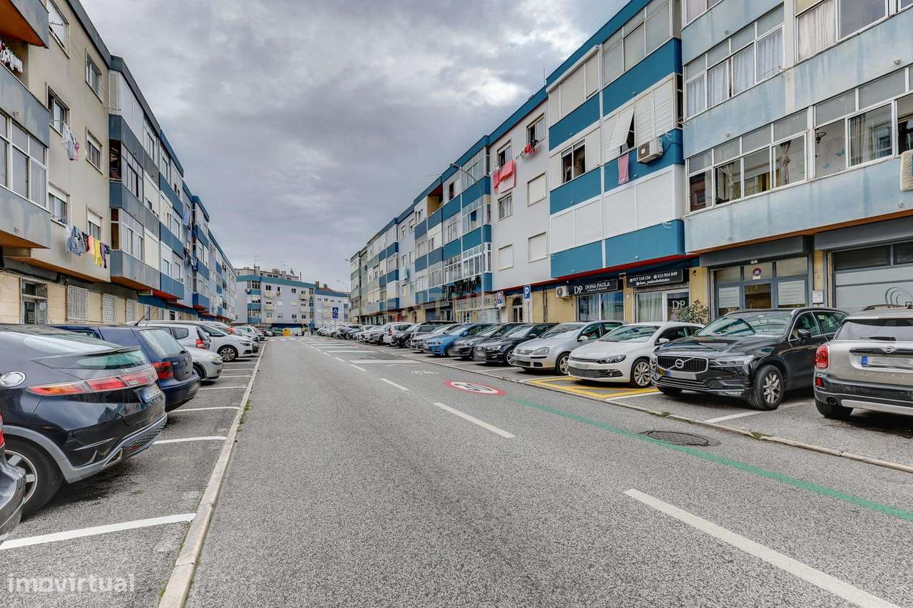 Apartamento T2 com Excelentes áeas | Para Remodelação-17