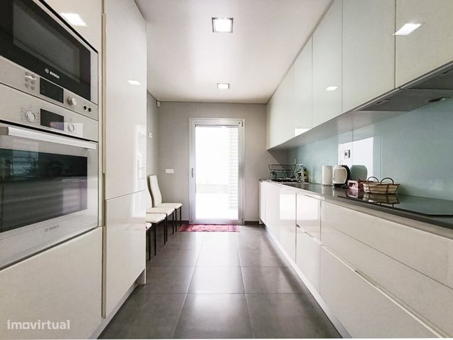 Apartamento T2 com garagem em zona da Solum-2