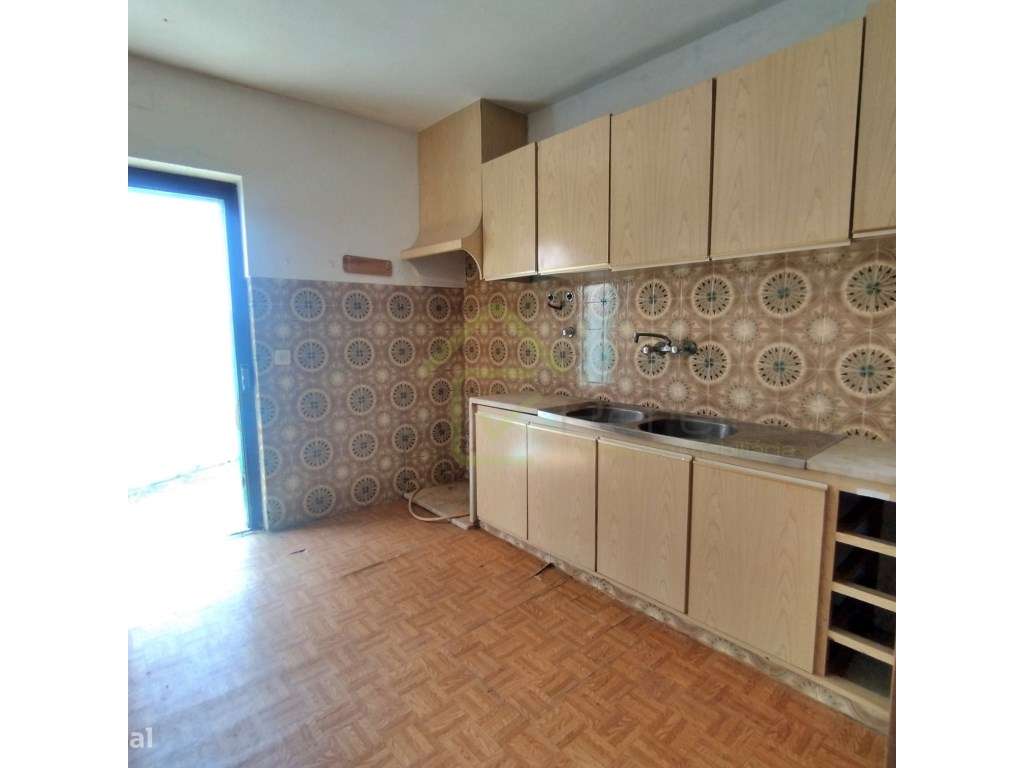 Moradia para renovação no centro de Monte Redondo-6