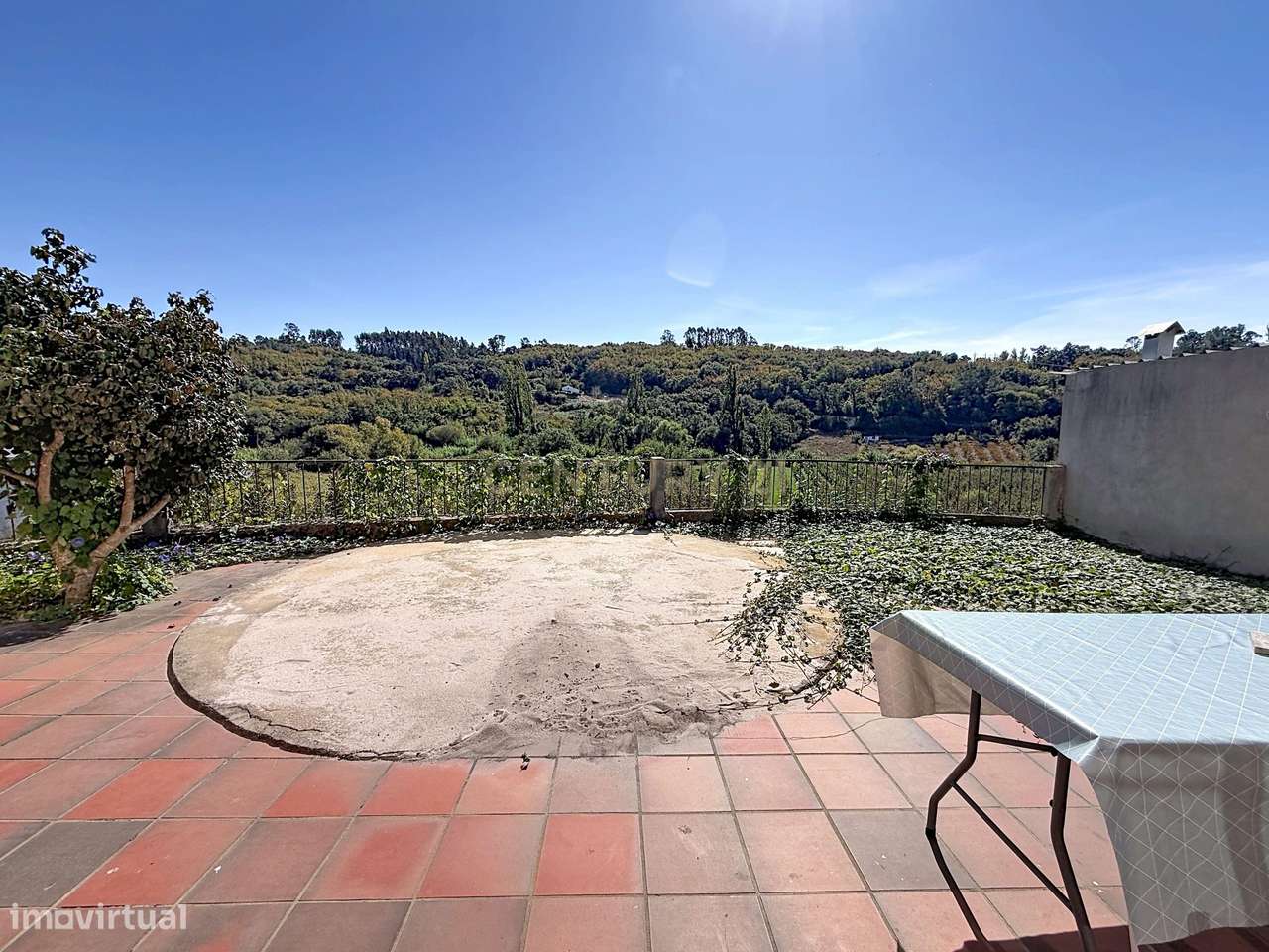 Moradia Espaçosa com 5 Quartos, Garagem Dupla e Vistas Deslumbrantes s-51