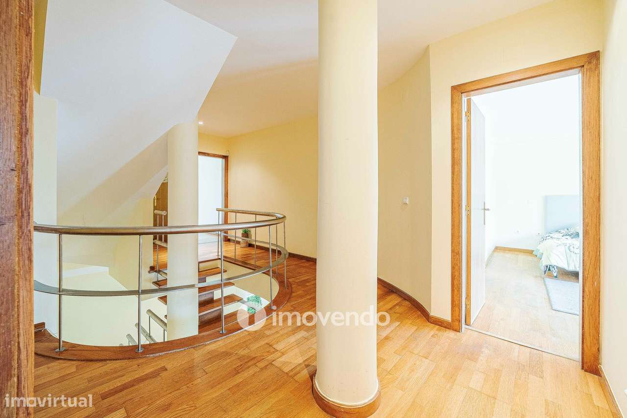 Moradia T5+2 com garagem, em condomínio com piscina, em Murches-15