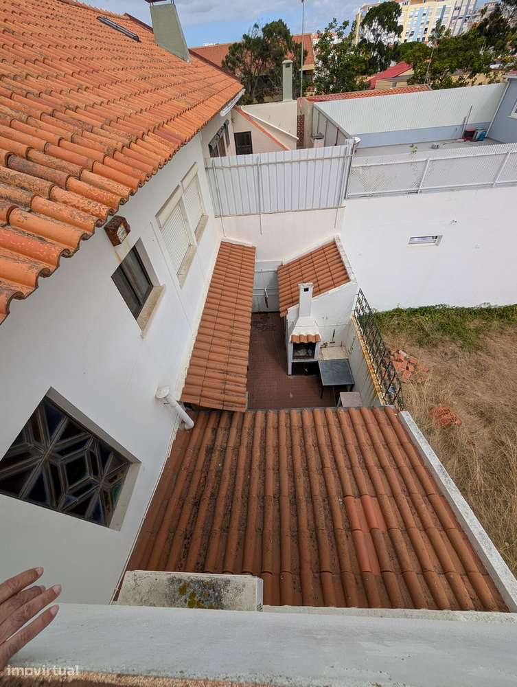 Excelente moradia centro Costa Caparica-26