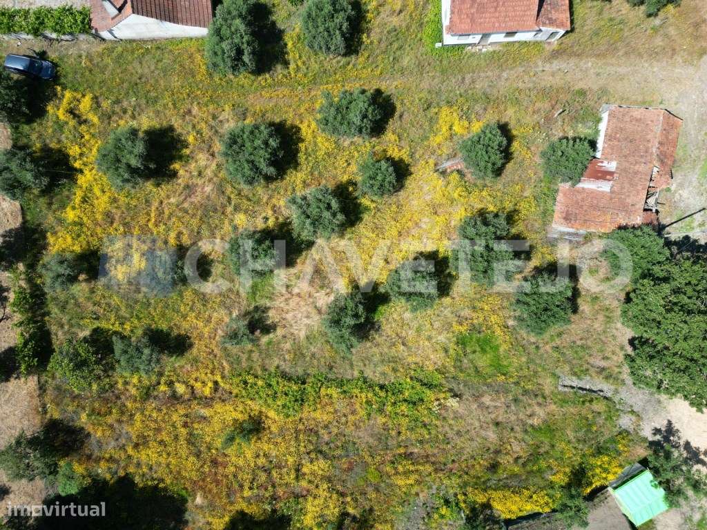 Terreno com construção rural localizado em zona calma em Urqueira - Grande imagem: 5/8