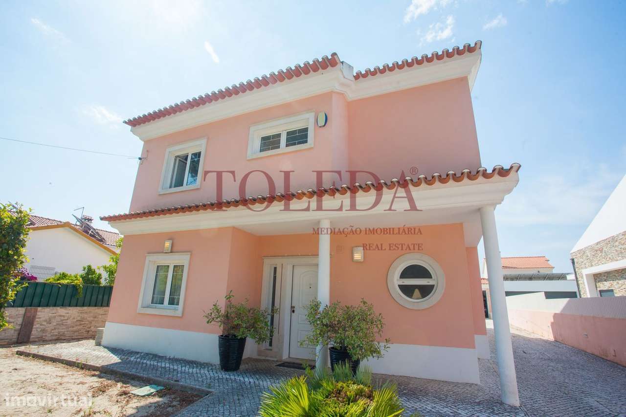 Moradia Isolada T4 em Azeitão com Piscina, Garagem e Churrasqueira-19