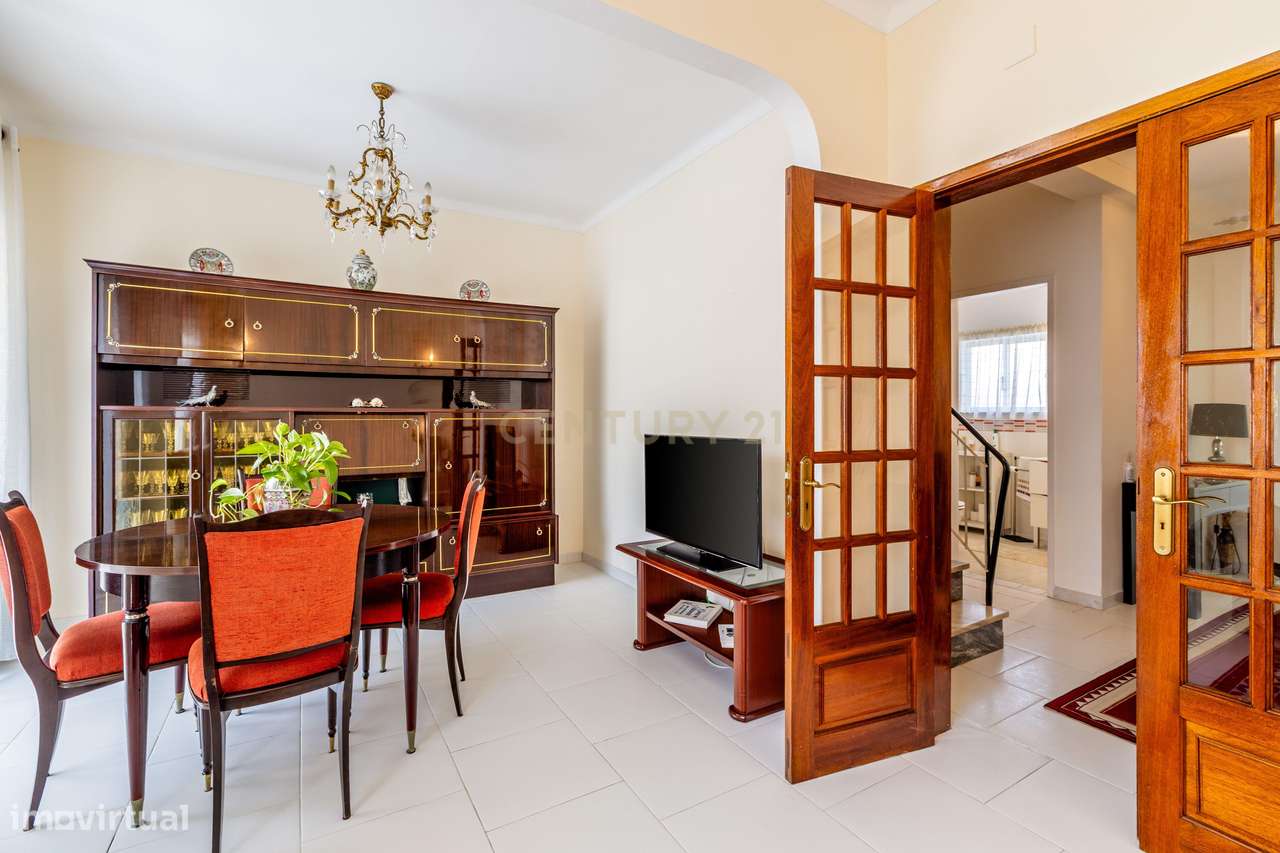 Prédio com duas frações independentes  T1 + T4 com rooftop no centro d - Grande imagem: 4/18