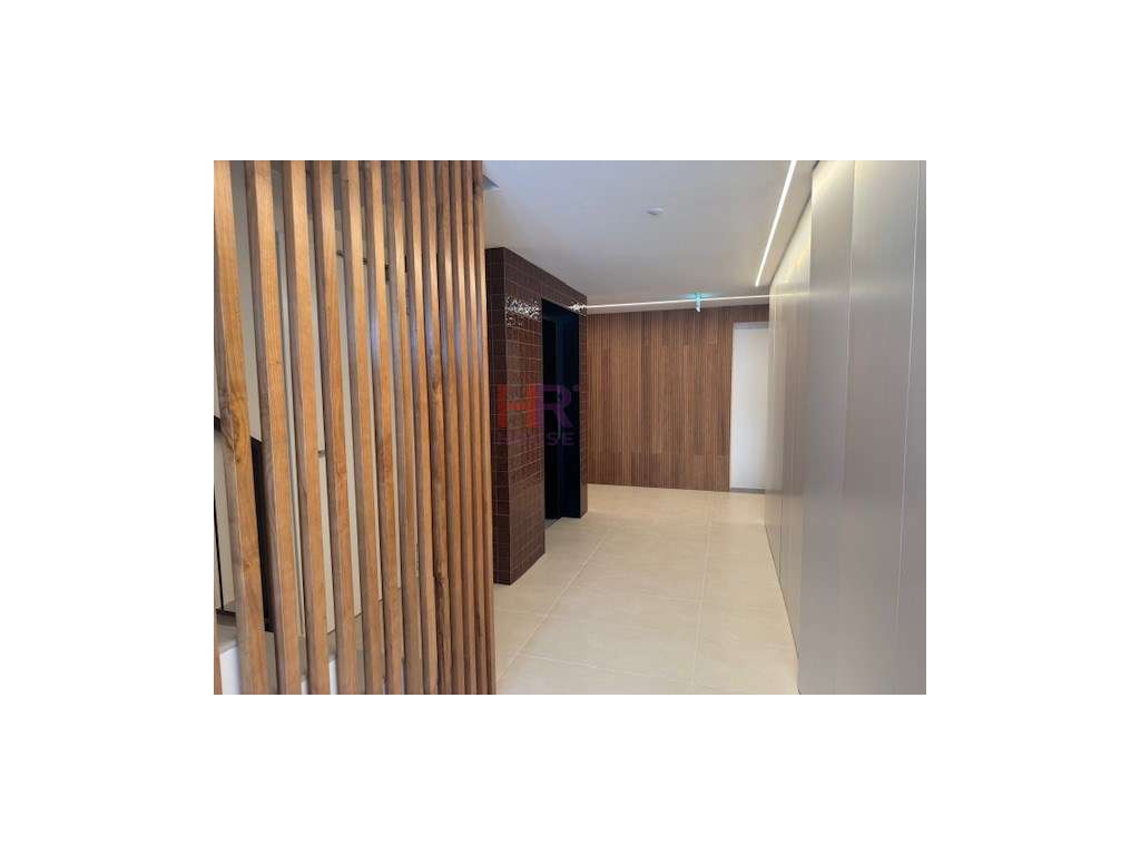 Vende-se T1 com aparcamento privativo coberto. - Grande imagem: 3/9