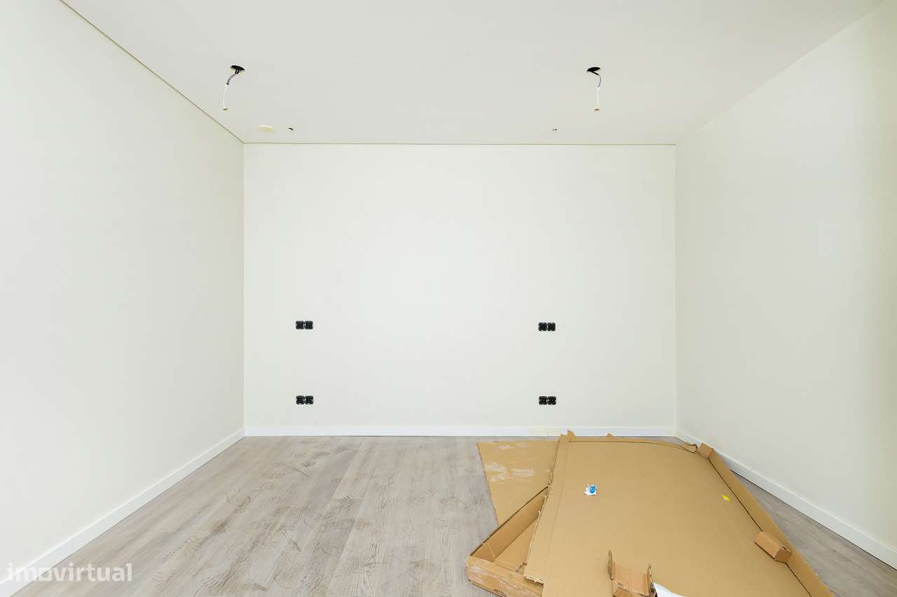 Moradia Isolada Remodelada com Piscina, 4 Quartos e Garagem para 3 Car-10