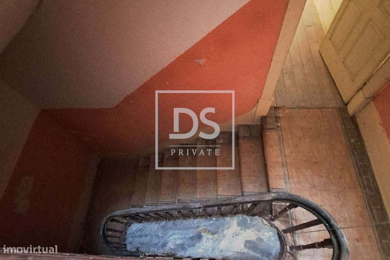 Prédio para Renovação na Sé do Porto – Oportunidade Única no Coração H-9