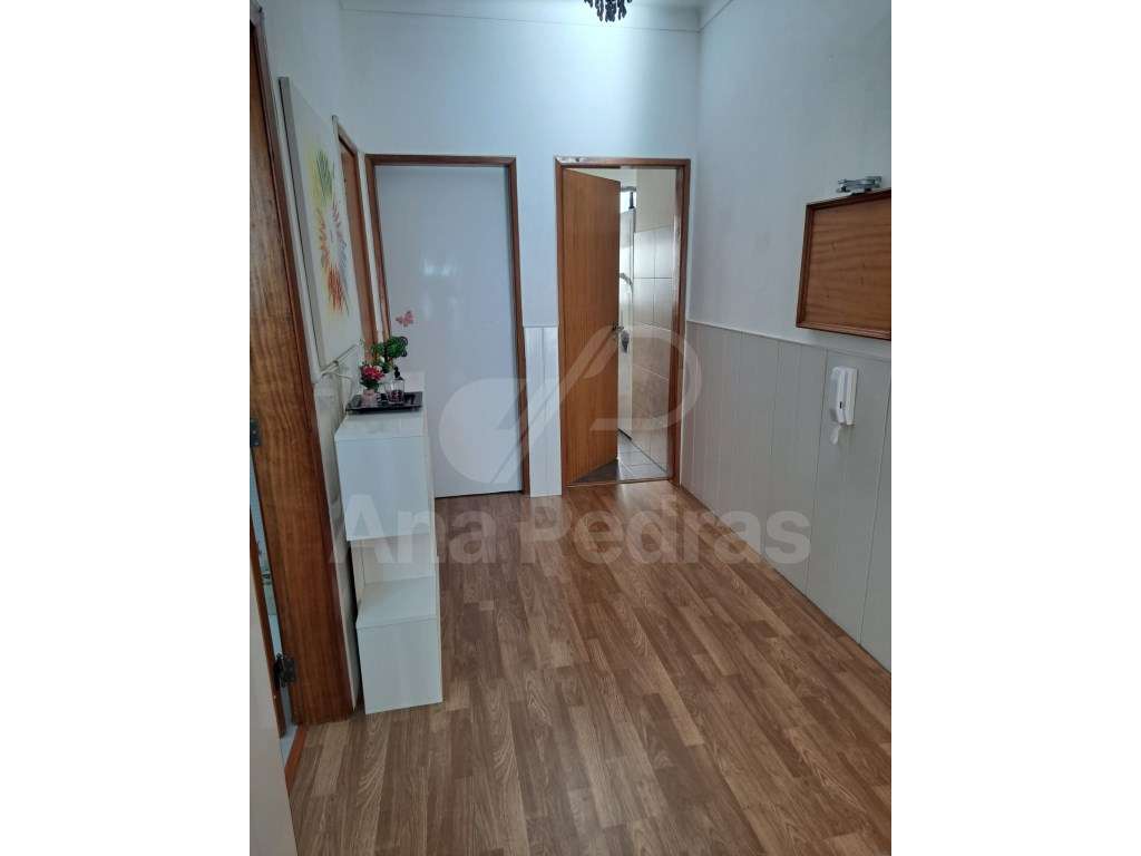 Vende-se T2 com excelente área - 87 m² - Totalmente remodelado-7