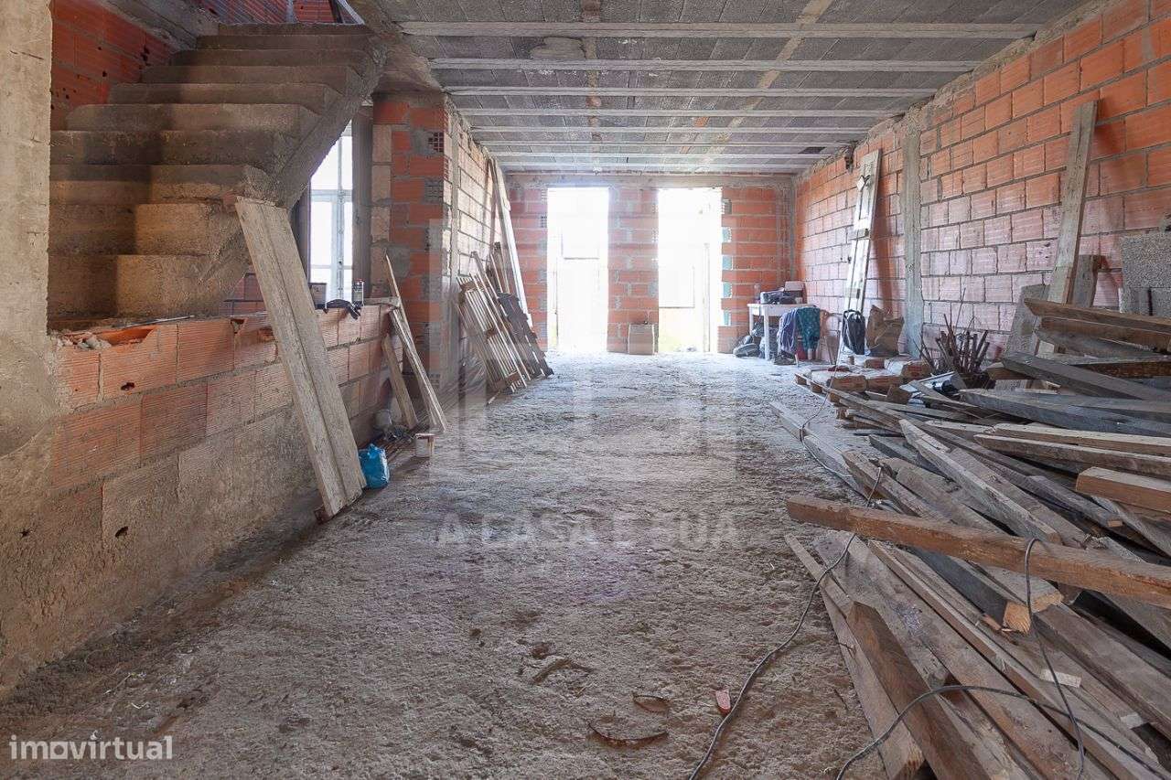 Moradia em fase de restauro a 500 metros da Estação das Devesas - Grande imagem: 4/19