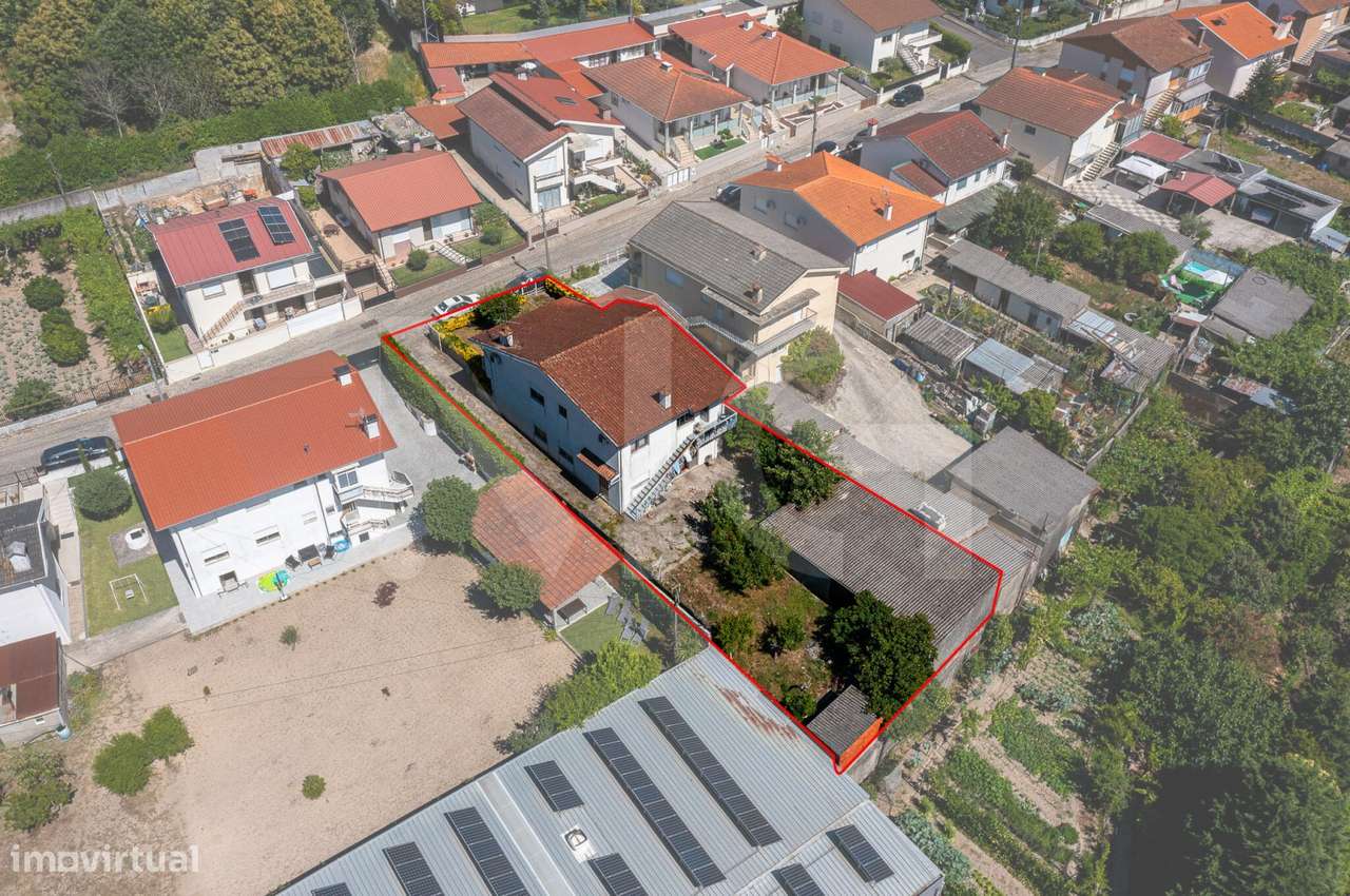 Moradia T3 com Jardim, Armazém e Terreno de 622 m² em Santo Tirso-32