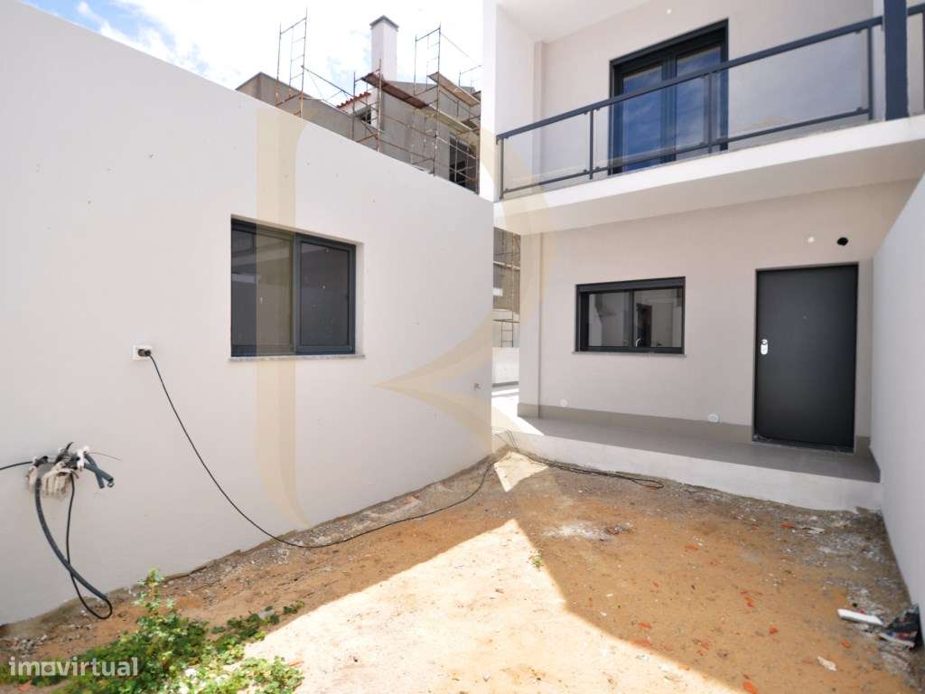 Moradia geminada nova T3 com garagem e terraço na Quinta do Conde-6