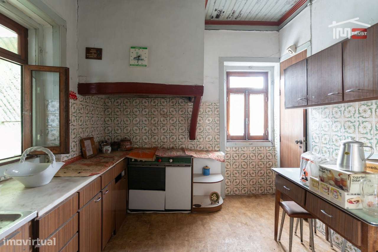 Moradia T3 para recuperar em Vale Travesso, Ourém-11