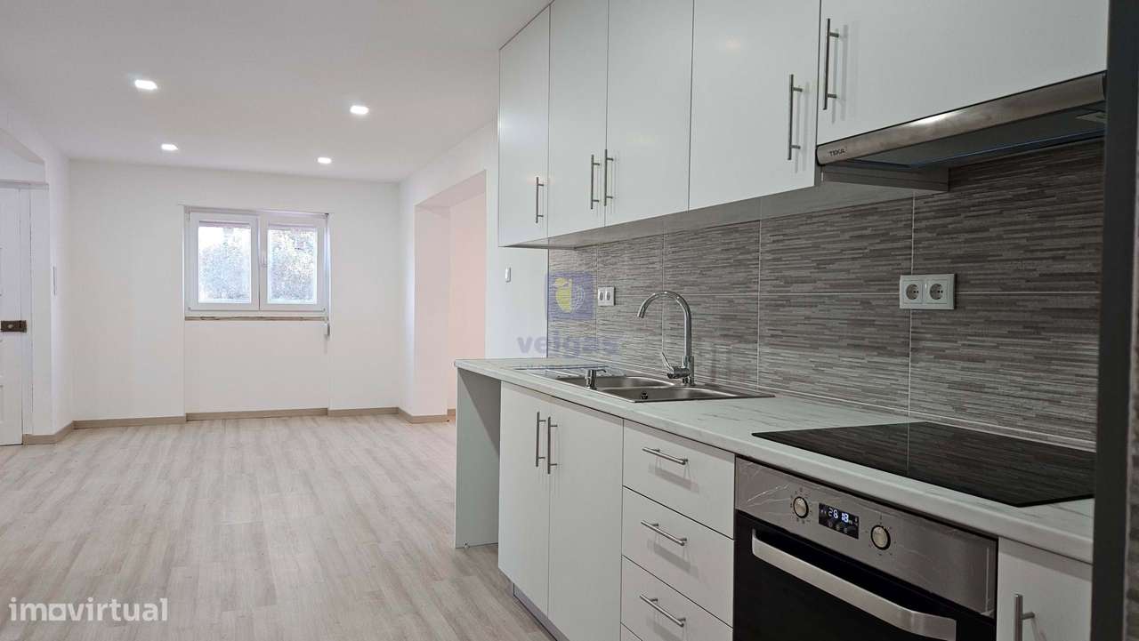 Edifício para Habitação e Comércio - Moradia T3 Renovada c/ Terraço e-12