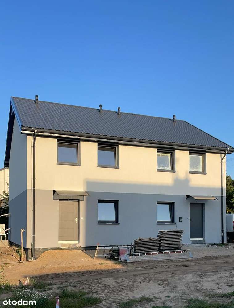 Dom w Zabudowie Bliźniaczej w Pobliżu Jeziora.-0