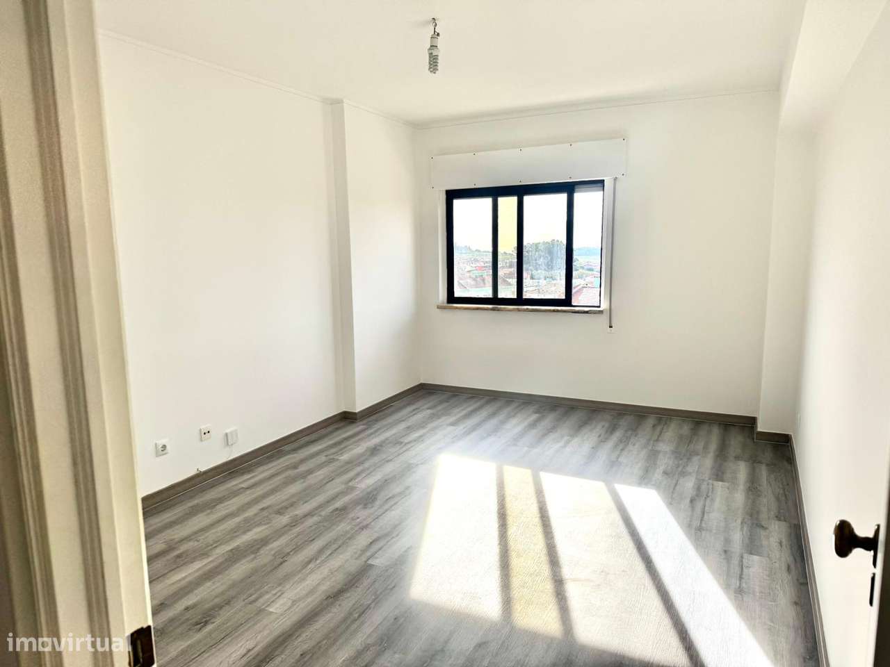 Apartamento T1 Totalmente Renovado em Massamá-6