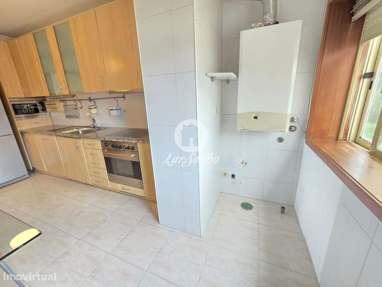 Apartamento T2 com garagem fachada a 300m da praia - Grande imagem: 2/24