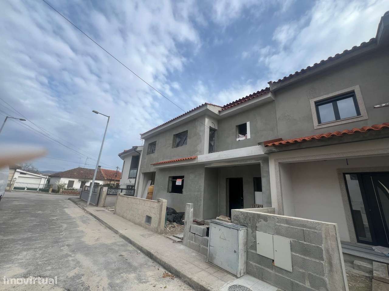 Moradia T4 em Fase Final de Construção com Piscina — Centro de Chaves-32