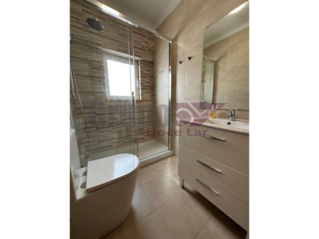 Apartamento T2+1 com Sótão a 350metros da praia de Sesimbra-18