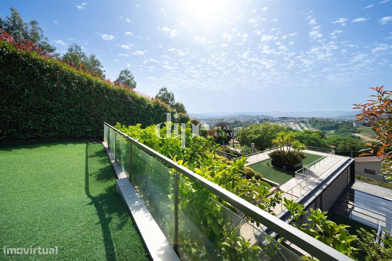 Luxuosa Moradia T3 com piscina, ginásio e jardins-25