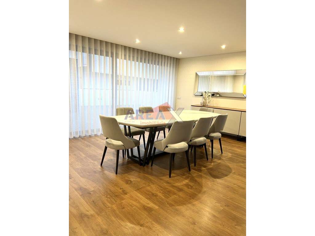 Moradia T4 de Arquitetura Moderna | Excelente Estado-14