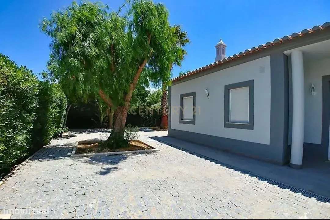 Moderna Moradia T4 com piscina e ginásio no Cerro Azul-24
