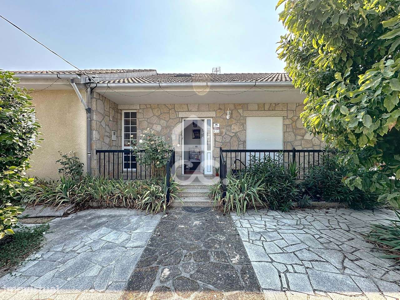 Moradia isolada, com terreno envolvente com Churrasqueira e garagem - Grande imagem: 1/45