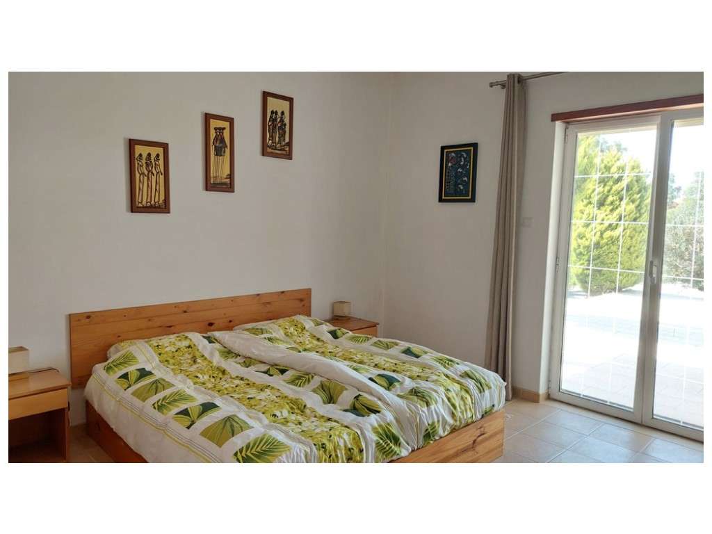 Moradia térrea, individual T4 com piscina e jacuzzi, zona Coimbrão-10