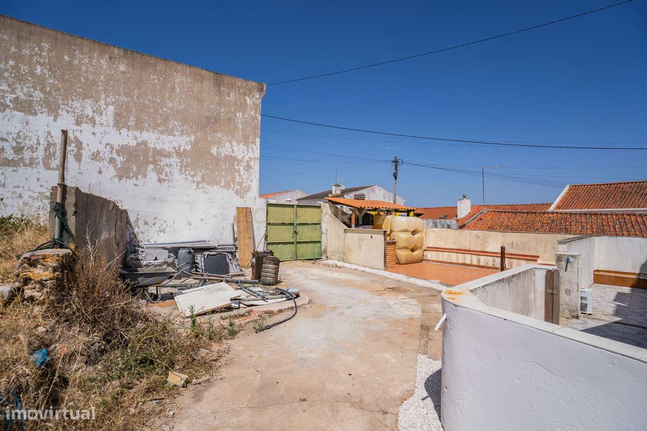 Propriedade composta por prédio, moradia e terreno em Salir do Porto-57