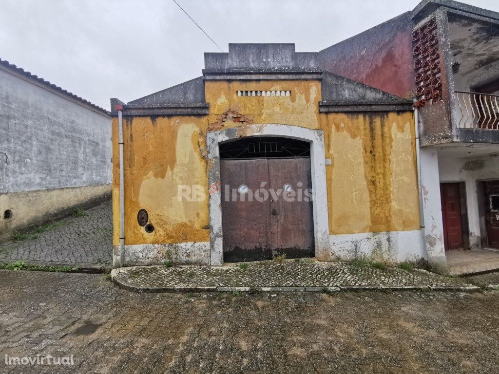 Armazém situado no centro de Vila nova da Barquinha