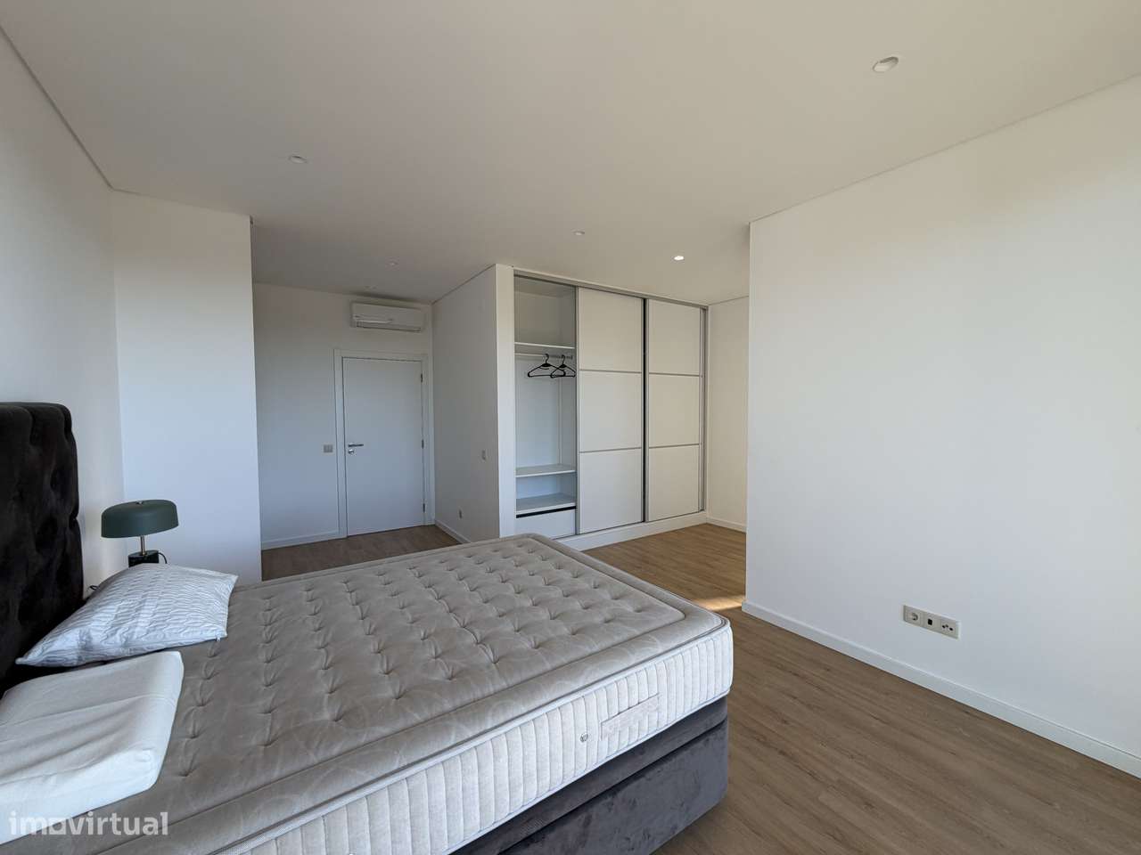 Moradia T4 NOVA com box e piscina-30