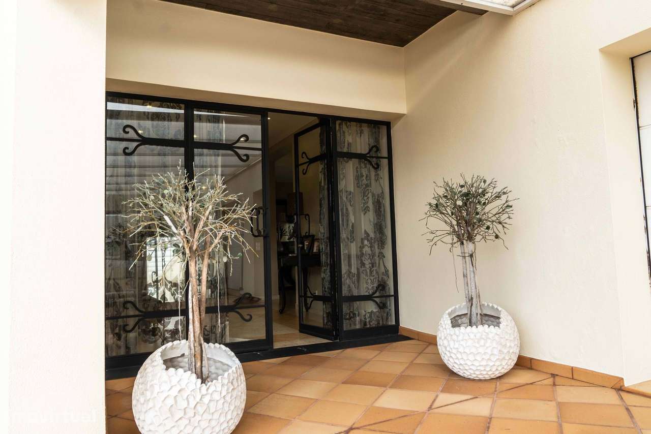 Luxuosa Moradia com 4 quartos localizada em Rosto do Cão - São Roque-6