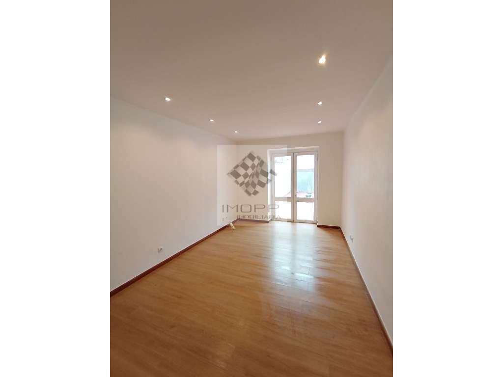 Espetacular T1 remodelado com logradouro em Benfica-6