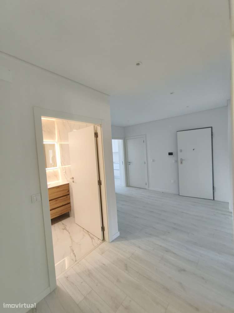 Apartamento T2 Novo c/ 2 Parques de Estacionamento - Grande imagem: 1/9