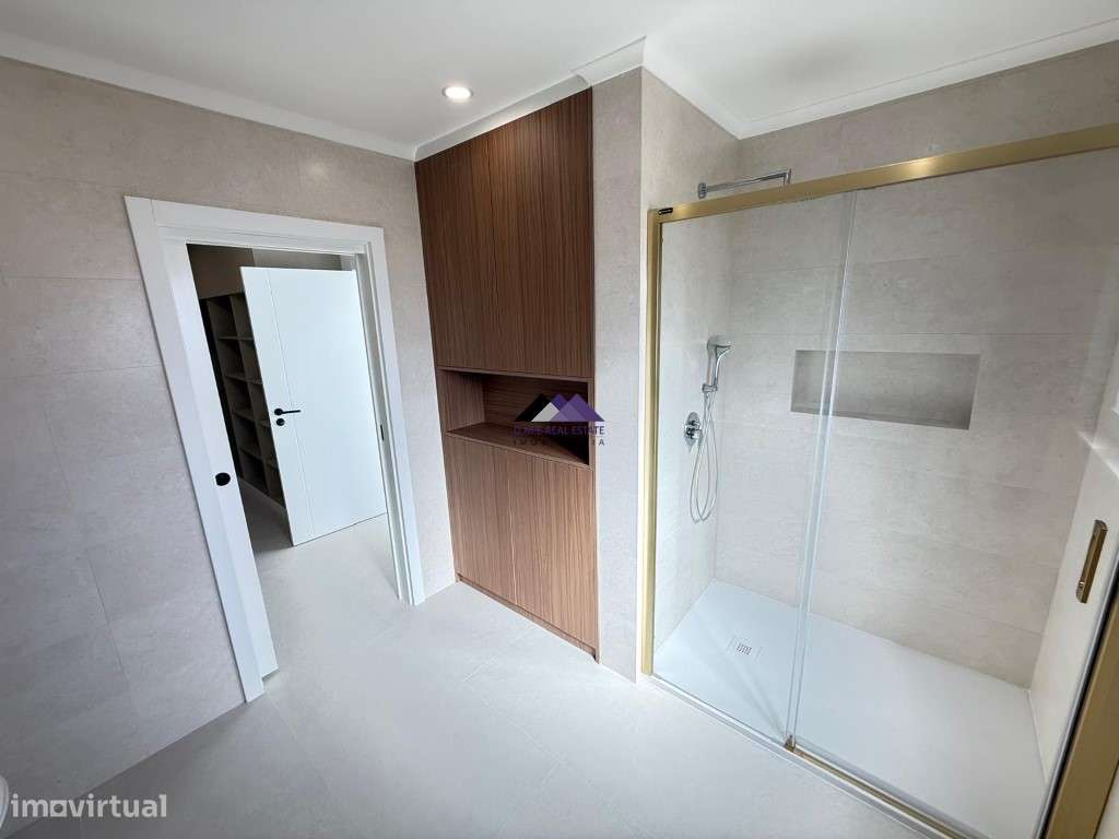 Moradia V3 com Garagem e Piscina a Estrear-45