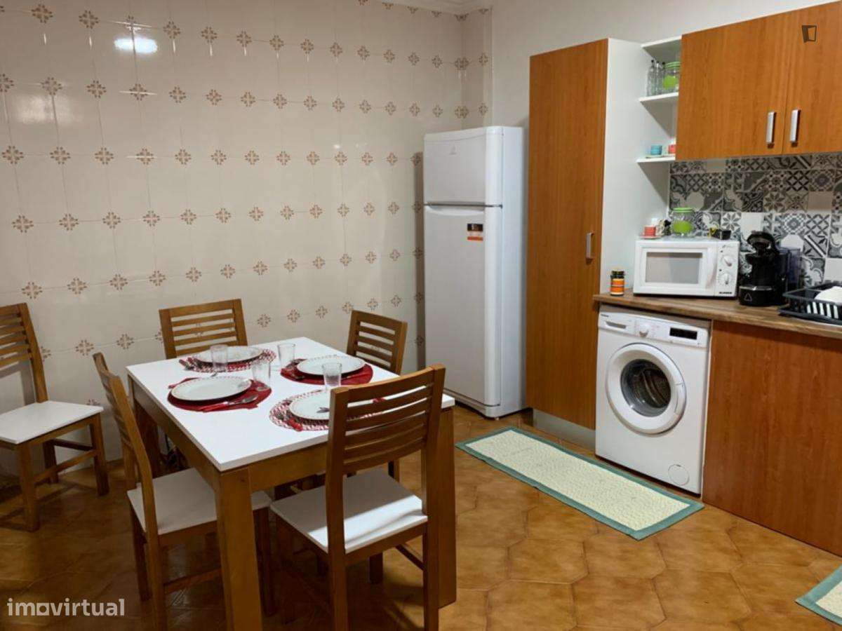 Quarto - localizado em Covilha - Grande imagem: 5/10