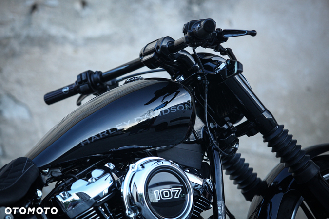 Harley-Davidson Softail Breakout - 25