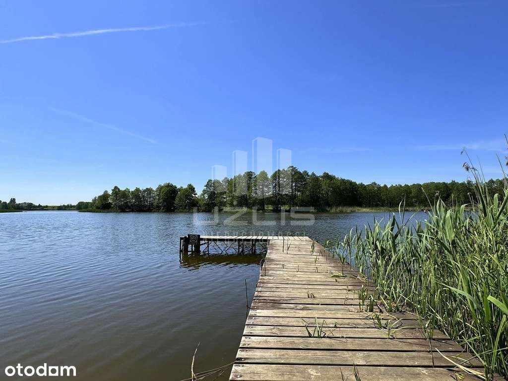 Dom nad jeziorem z linią brzegową-13