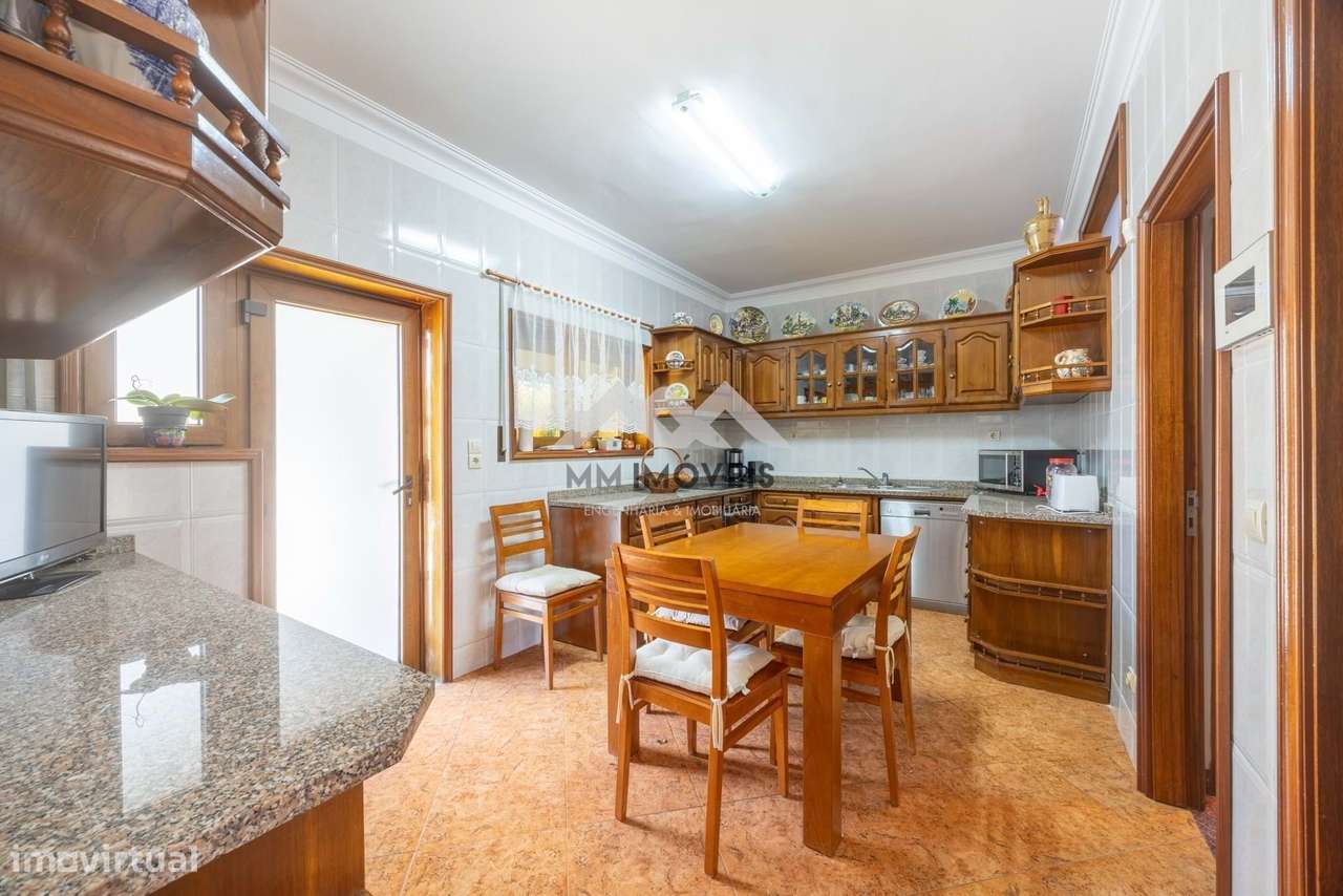 Moradia T5 | 3 Frentes | Terraço | Box | Jardim | Excelentes Áreas - Grande imagem: 2/47