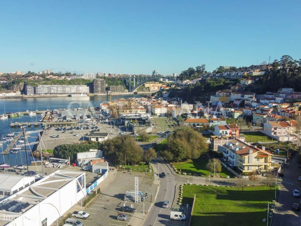 Moradia T4+1 com jardim, terraços e garagem privada, próxima a Mari...-45