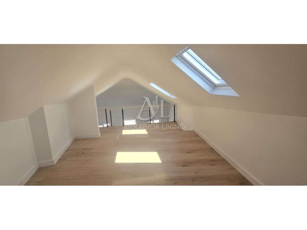 Moradia T2 Remodelada com Vista Rio em Zona Premium-8