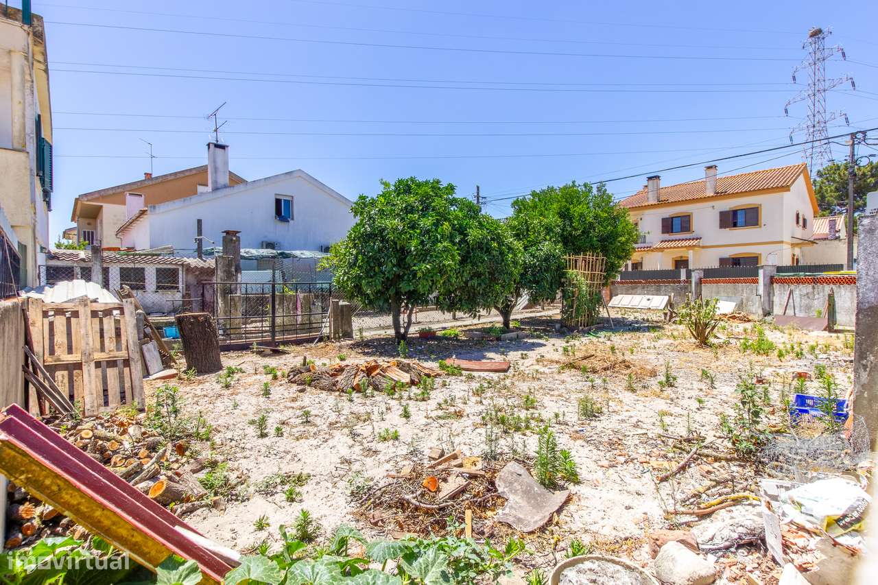 Quinta do Conde - Moradia isolada inserida em terreno de 646m²-11