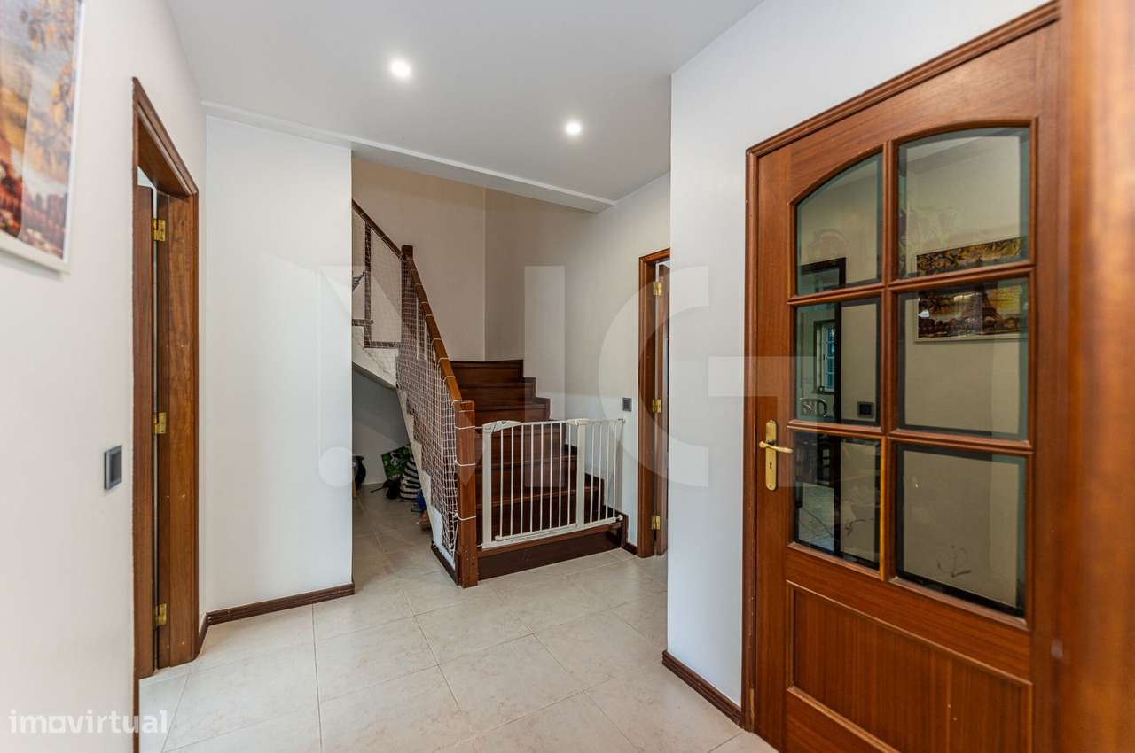 Moradia T4 com pátio, jardim e garagem em Covelas - Trofa-7