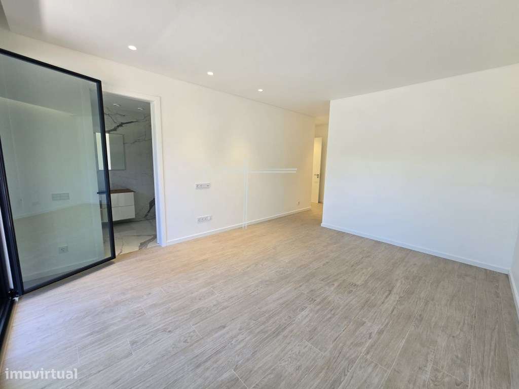 Moradia isolada T4, arquitetura contemporânea com garagem e piscina...-31