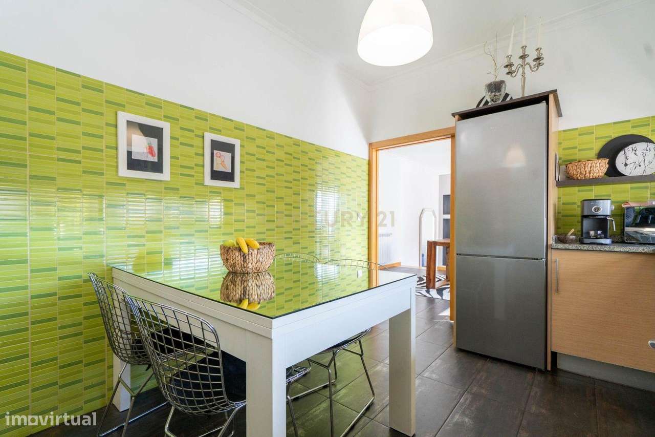 Moradia térrea T3+1 com linhas modernas,varandas,churrasco,jardim,gara-25