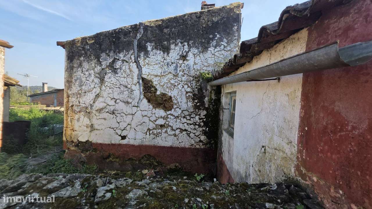 Moradia para restaurar, com terreno, perto de Ferreira do Zêzere-8